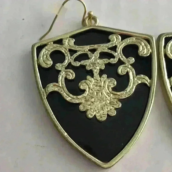 Olivia Welles new Annabelle Detail Earrings - Picture 8 of 8